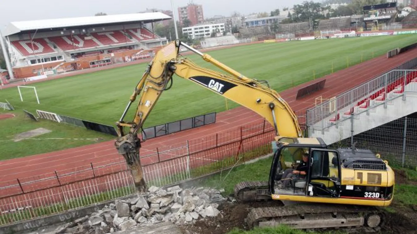 Miskolc, 2014. október 10.
Munkagép dolgozik a Diósgyőri VTK stadionjának bontásán Miskolcon 2014. október 10-én.
MTI Fotó: Vajda János 