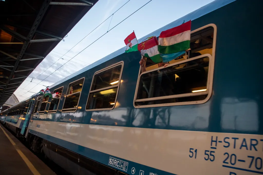 KÖZLEKEDÉSI ESZKÖZ magyar zászló SZIMBÓLUM utazás vonat zarándok zászló, csíksomlyó express, vonat, erdély, zarándok 