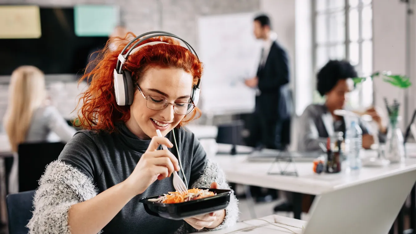 munka dolgozó nő ebéd iroda laptop 
