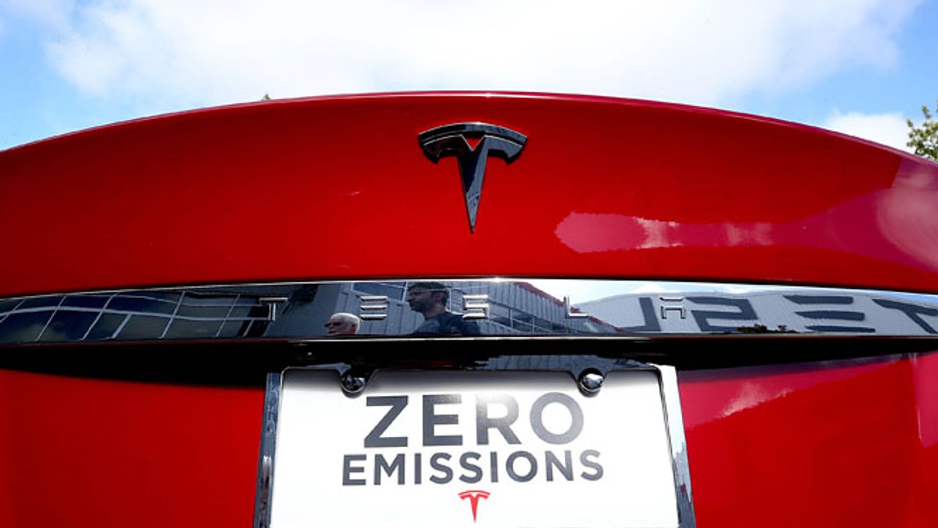 Tesla motors, elektromos autó, Elon Musk, egy Tesla Motors S-modell hátulja. 