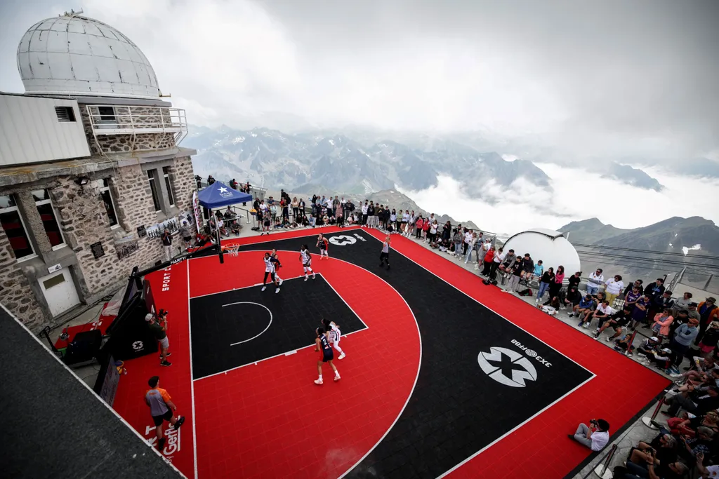 Gyönyörű panoráma: háromezer méteres magasságban kosárlabdáztak a Pireneusokban, galéria, 2023 