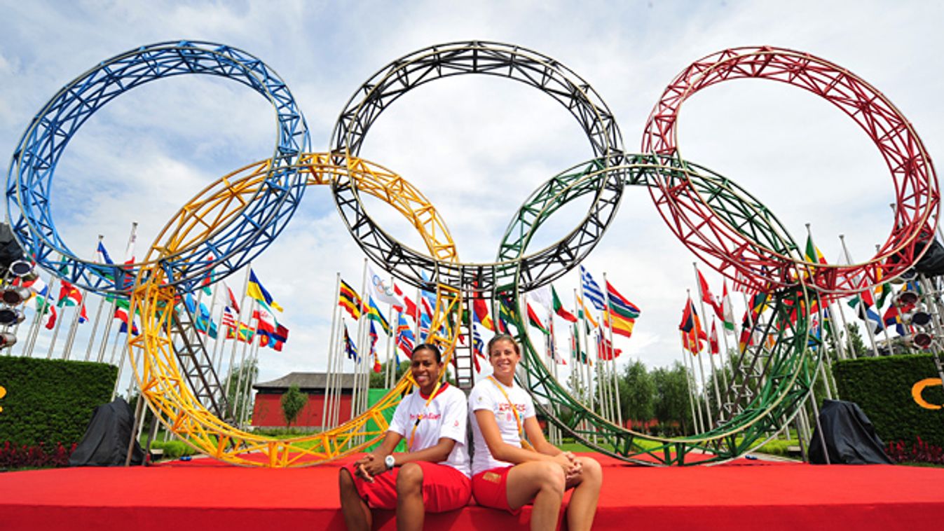 buli az olimpiai faluban, Candace Chapman és Stephanie Labbe, kanadai sportolók a pekingi olimpiai faluban