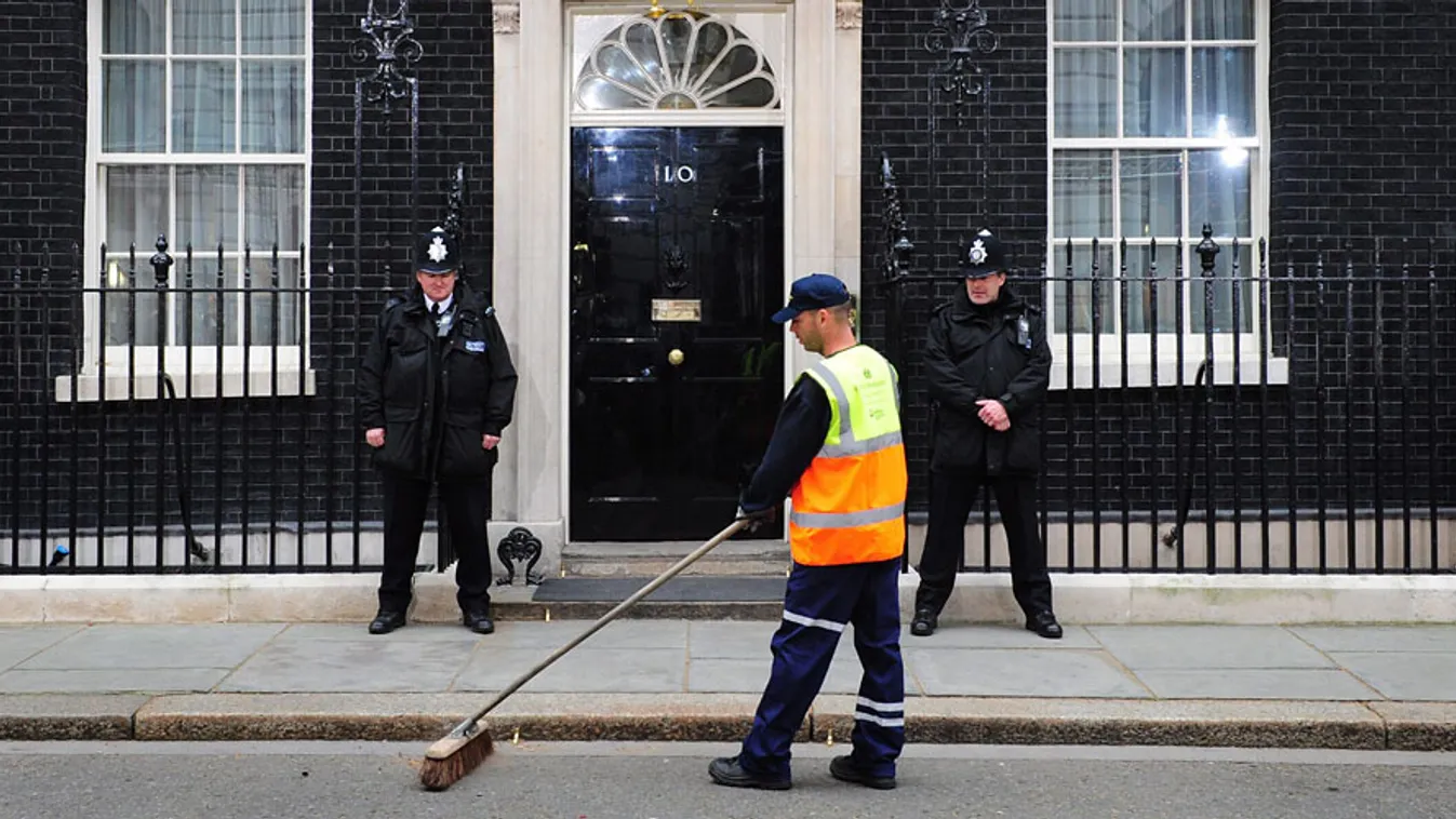londoni utcaseprő a  miniszterelnöki rezidencia, a Downing Street 10. előtt