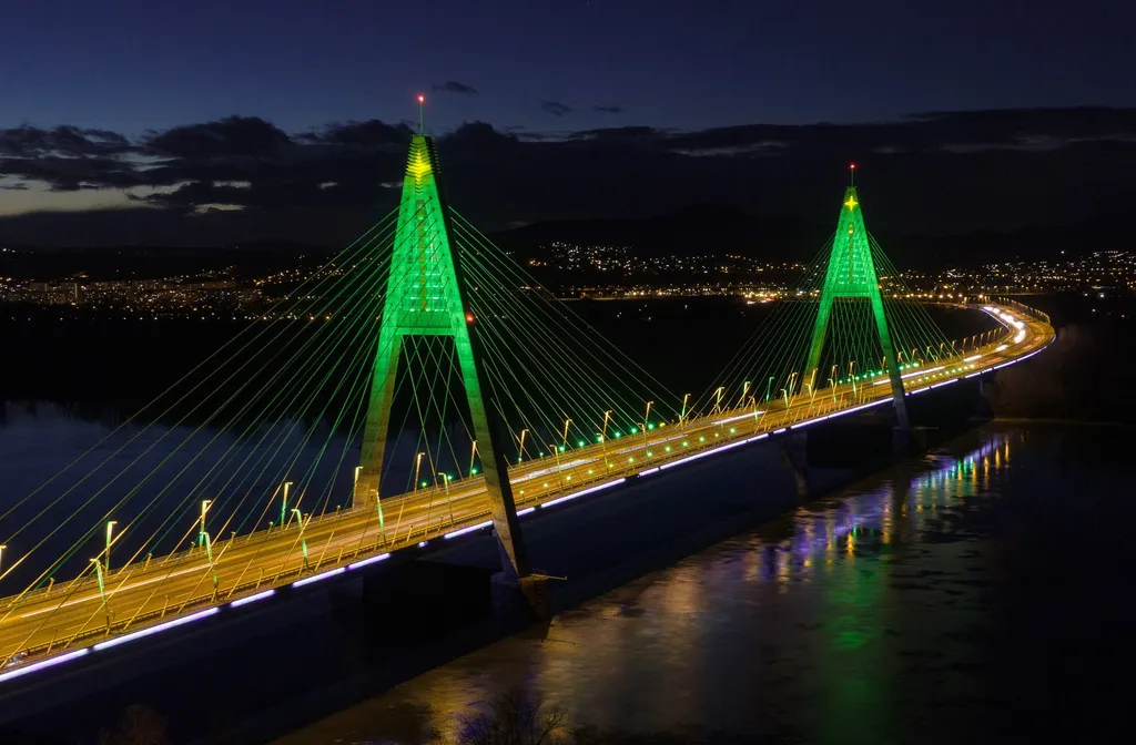 Karácsonyfát megjelenítő díszkivilágításban a Megyeri-híd 
