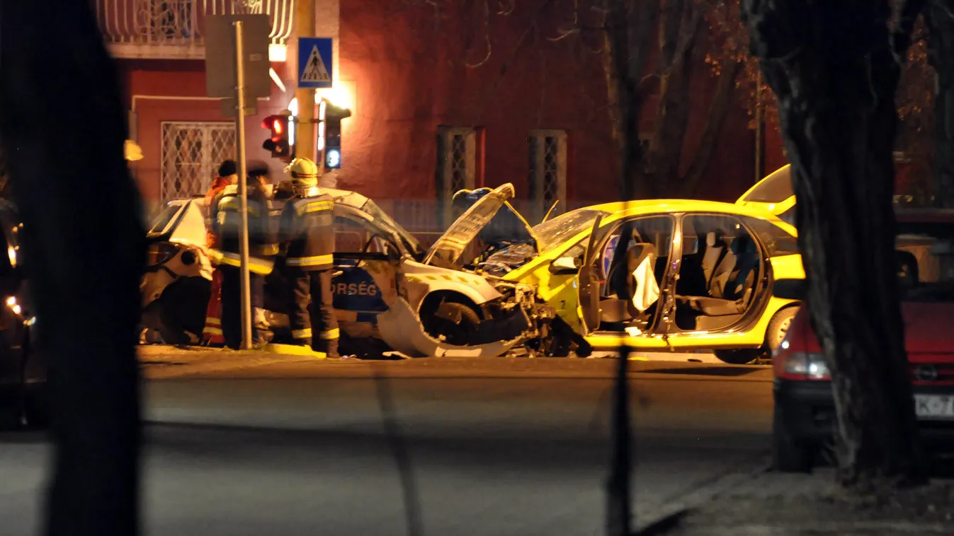 Budapest, 2015. február 7.
Baleset helyszíne a főváros XVIII. kerületében 2015. február 7-én, ahol két rendőr életét vesztette egy közúti balesetben kora hajnalban. Az Üllői úton történt balesetben három autó ütközött, az egyik egy rendőrségi szolgálati g