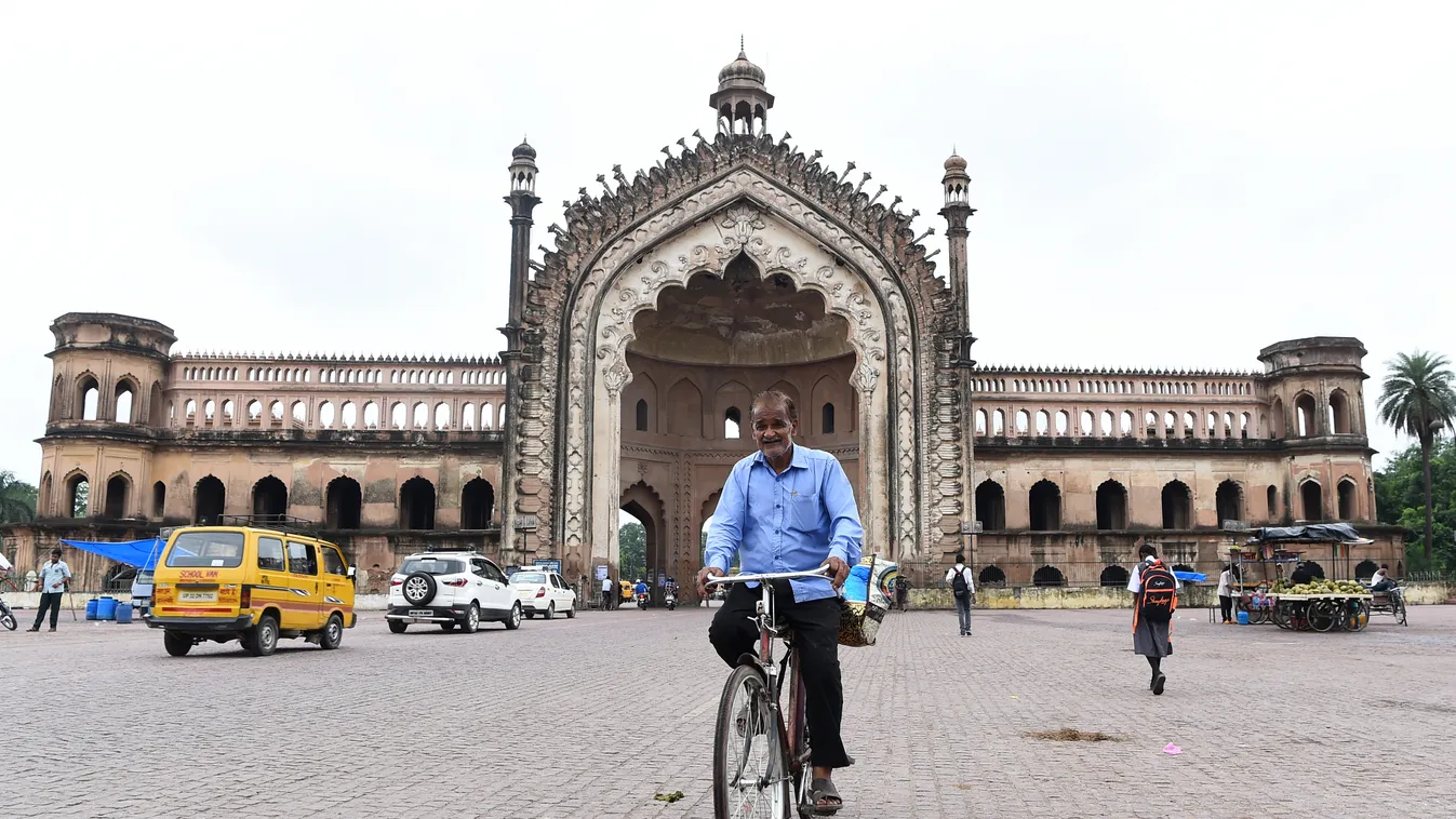 India, bicikliző emberek 