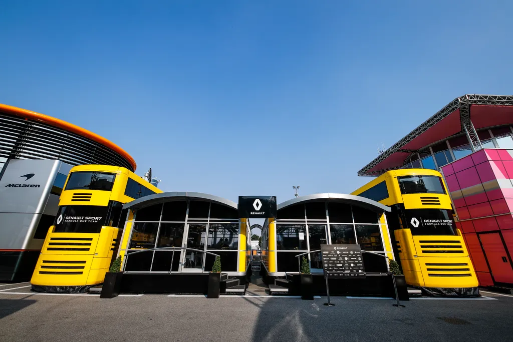 Előkészületek a Forma-1-es Olasz Nagydíjra, Renault Sport Racing motorhome 