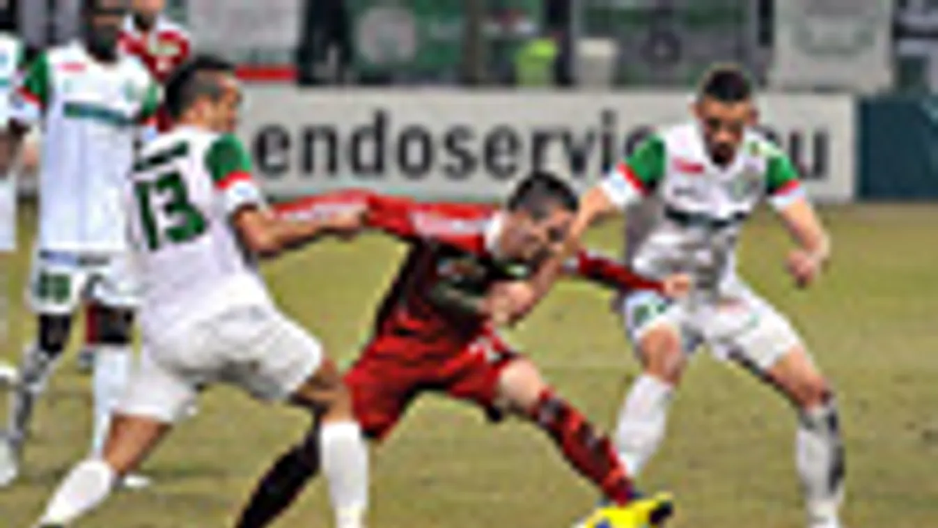 ílton José Pereira Júnior (b) és Budai Attila támadja Bódi Ádámot (DVSC, k) a labdarúgó OTP Bank Liga 18. fordulójában játszott Ferencváros - DVSC-TEVA mérkőzésen