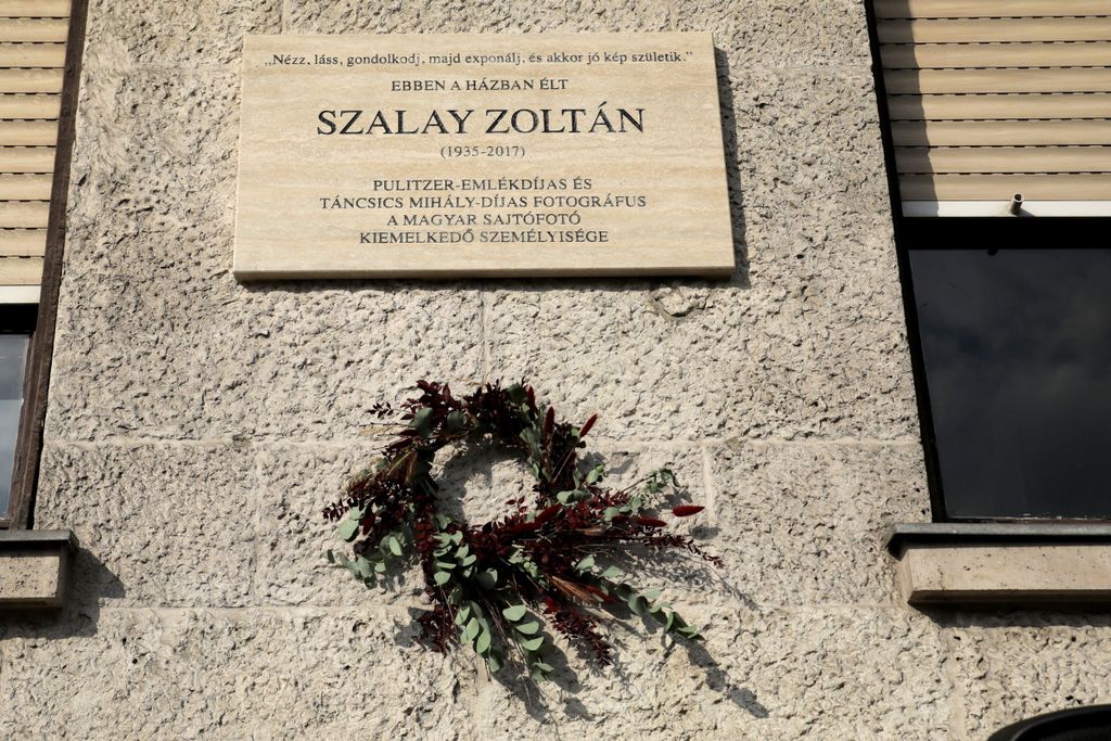 Szalay Zoltán fotográfus emléktáblájának avatása a Belgrád rakparton 