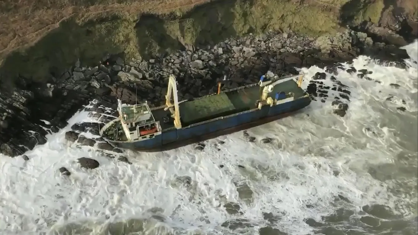 Ballycotton, 2020. február 18.
A ír parti őrség által 2020. február 17-én közreadott dátummegjelölés nélküli kép az elhagyatott MV Alta teherhajóról, miután zátonyra futott az Írország déli részén fekvő Ballycotton partjainál. A hajó tízfős legénységét mé