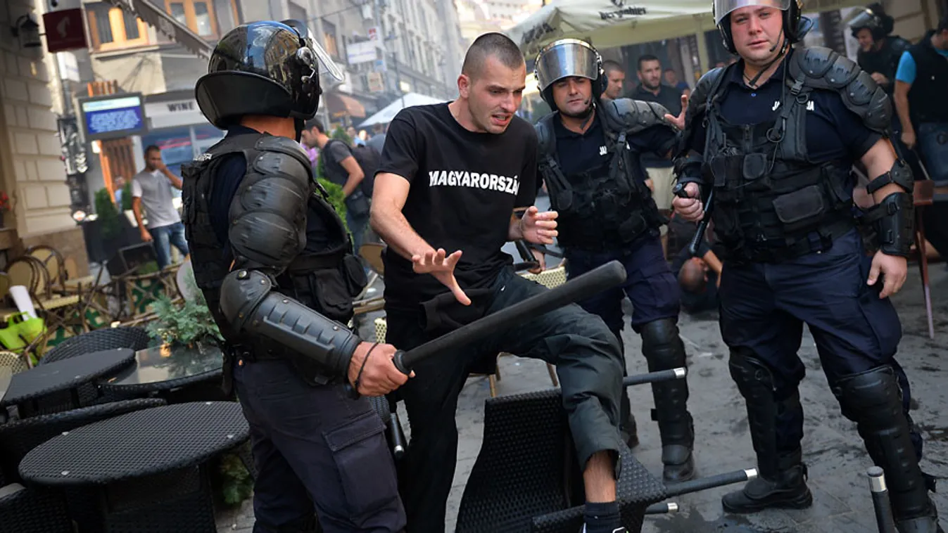 Magyar szurkolót vesznek körbe rendőrök Bukarestben a román-magyar vb-selejtező előtt