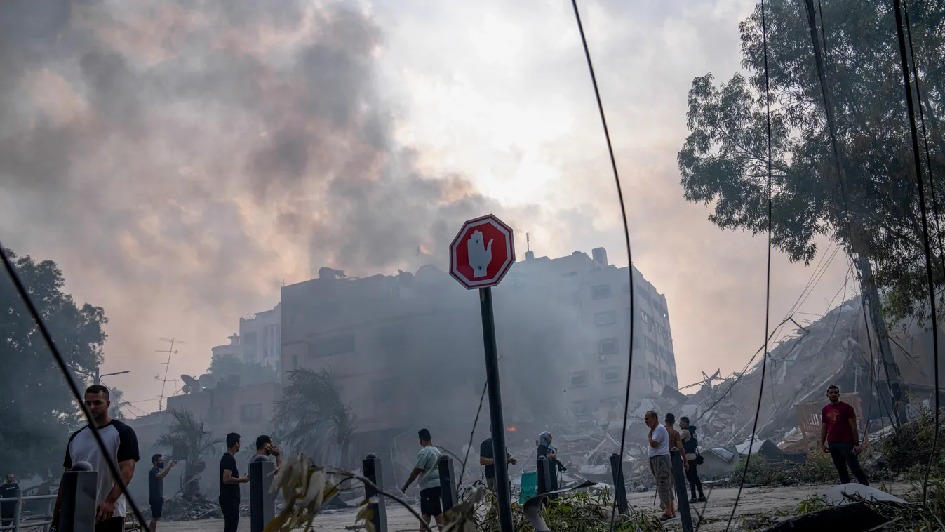 Hán-Júnisz, 2023. október 8.
Izraeli légicsapásokban megrongálódott épületet néznek emberek a Gázai övezetben lévő Hán-Júniszban 2023. október 8-án. Előző nap a Hamász palesztin iszlamista szervezet rakétaáradatot zúdított Izrael déli és középső részére a