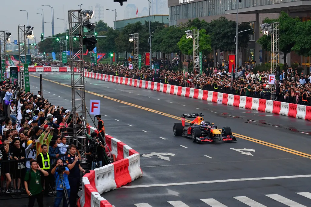 Az utcai parádén David Coulthard vezette a Red Bull Racing Forma-1-es autóját, Ho Si Minh-városban, Vietnámban 