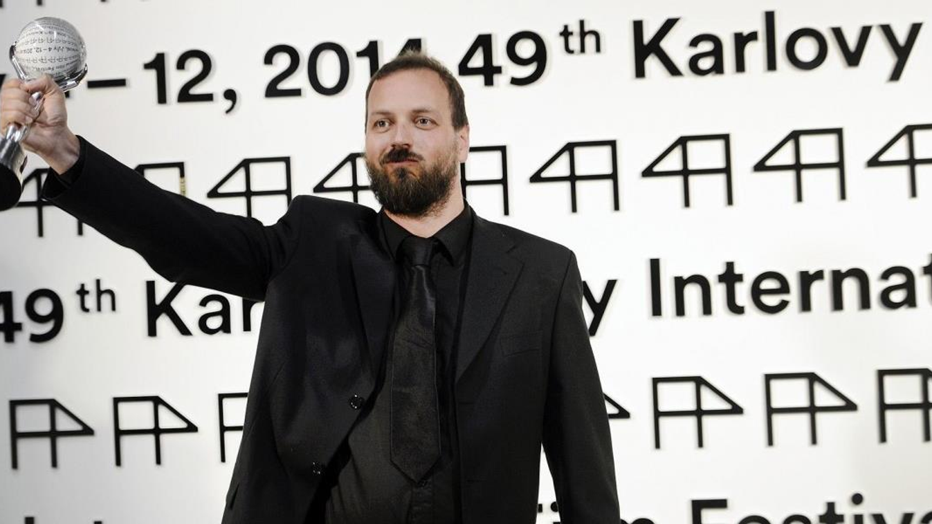 Pálfi György a legjobb rendező díjával a 2014-es Karlovy Vary-i filmfesztivál zárógáláján 