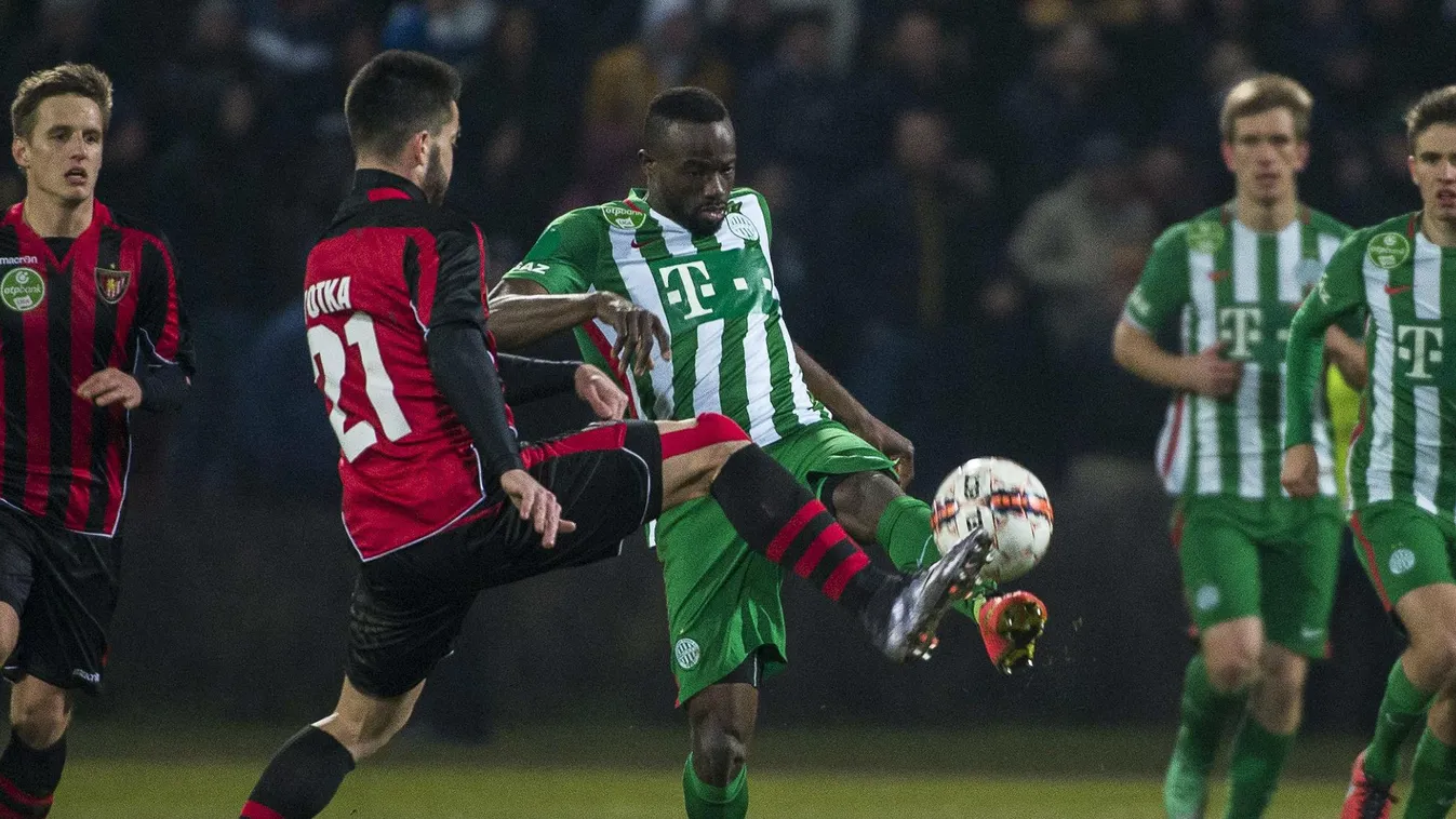 A kispesti Botka Endre (b2) és a ferencvárosi Roland Lamah (b3) a labdarúgó OTP Bank Liga 22. fordulójának Budapest Honvéd - Ferencváros mérkőzésén a kispesti Bozsik József Stadionban 2016. február 27-én. 