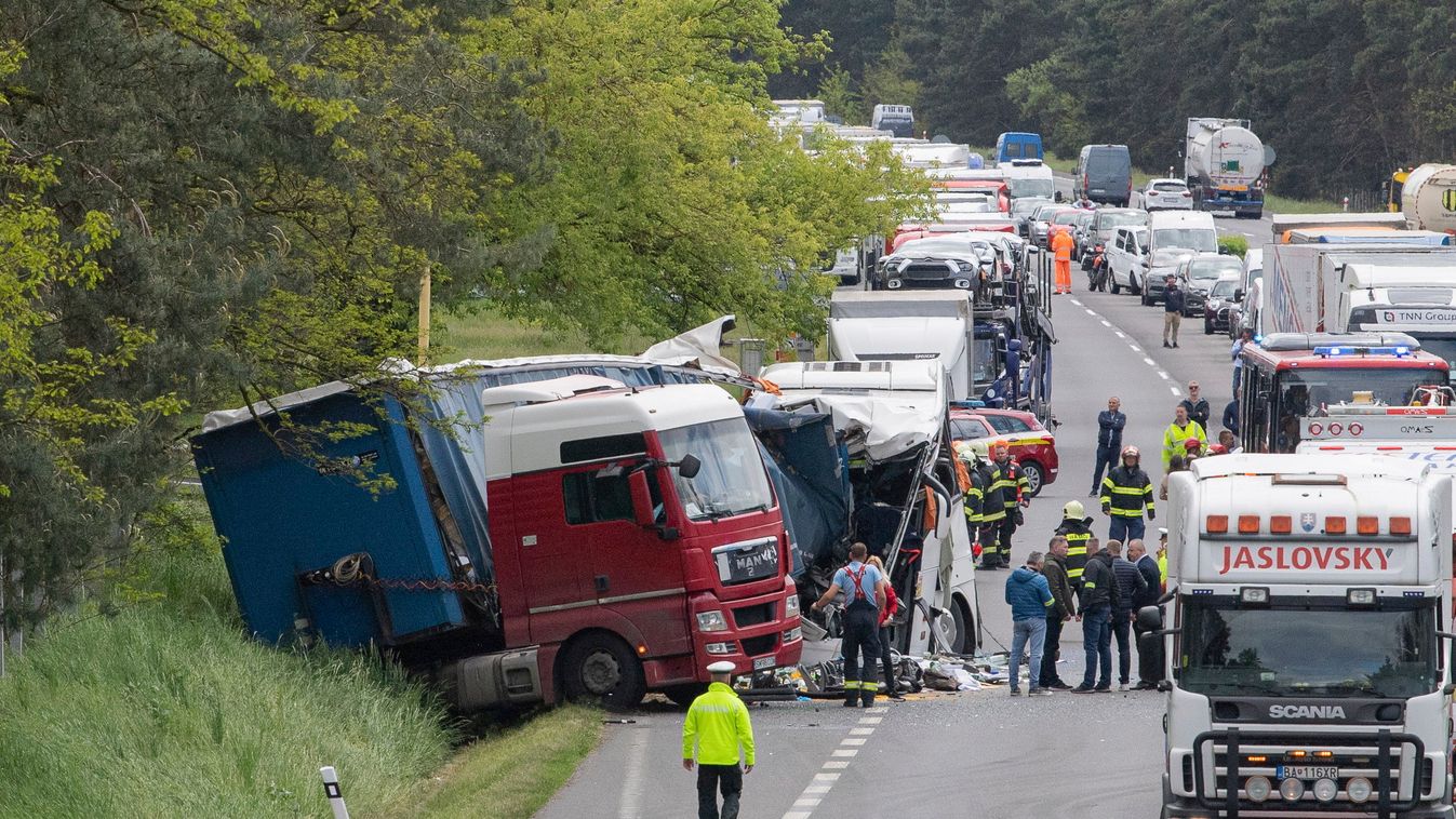 Jókút, 2023. május 15.
Rendőrök és mentősök a szlovákiai Jókút közelében, a D2-es autópályán történt baleset helyszínén 2023. május 15-én. A balesetben egy magyar kirándulóbusz és egy kamion karambolozott, egy ember életét vesztette, több mint ötvenen meg
