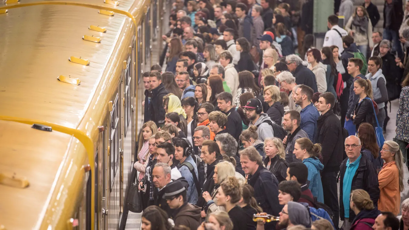 Berlin, 2015. május 5.
Utasokkal teli peron a berlini Alexanderplatz metróállomáson 2015. május 5-én, a német mozdonyvezetők egyhetes sztrájkjának első napján. (MTI/EPA/Kay Nietfeld) 