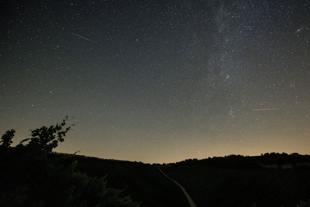 Villány, 2020. augusztus 13.
Az egyik legismertebb, sűrű csillaghullást előidéző meteorraj, a Perseidák egyik tagja (fent, b) Villány felől fotózva 2018. augusztus 12-én.
MTI/Sóki Tamás 