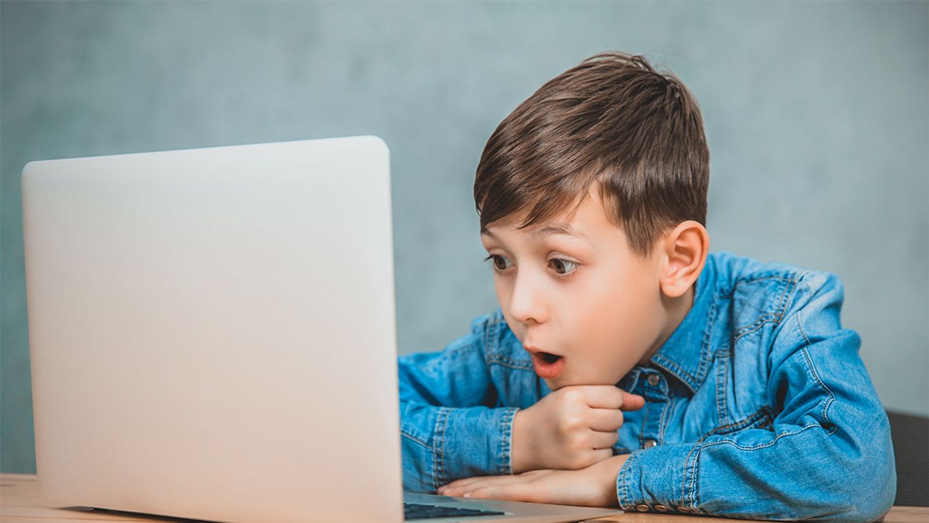 laptop internet gyerek fiú Szexuális felvilágosítás másként, avagy ne a pornó mondja meg, hogyan kellene csinálni 