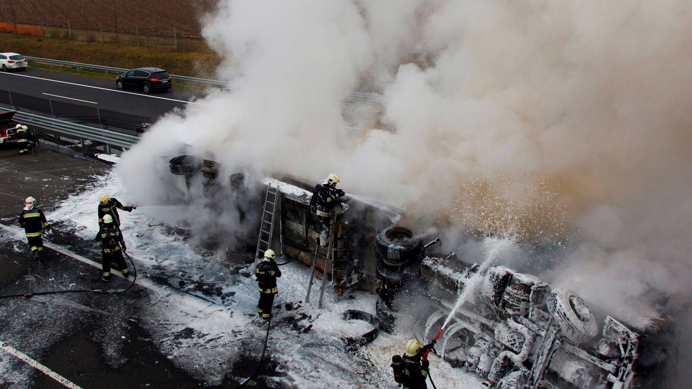 Felborult és kiégett egy kamion az M7-es zalai szakaszán 