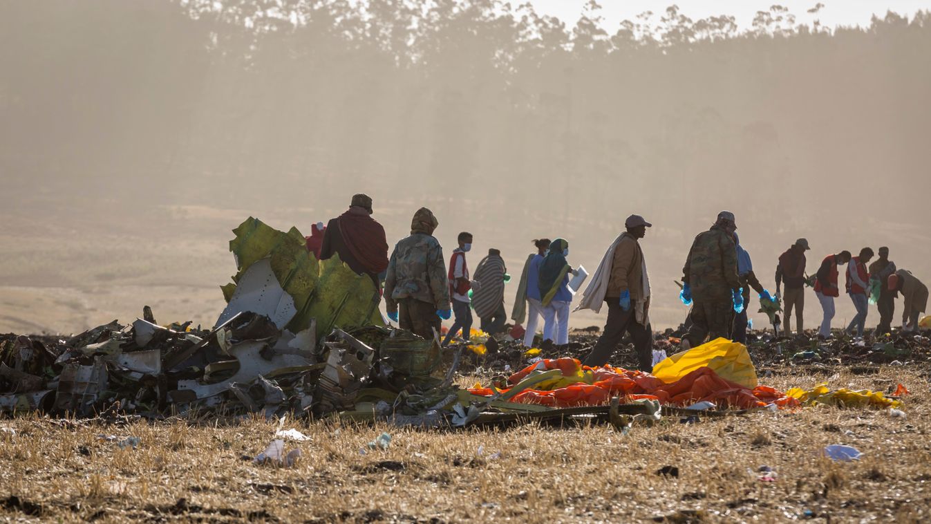 Bisoftu, 2019. március 11.
Mentők roncsdarabokkal az etióp fővárostól, Addisz-Abebától délkeletre fekvő Bisoftu közelében 2019. március 11-én, miután az előző nap 157 emberrel a fedélzetén lezuhant az Ethiopian Airlines etióp légitársaság Addisz-Abebából 