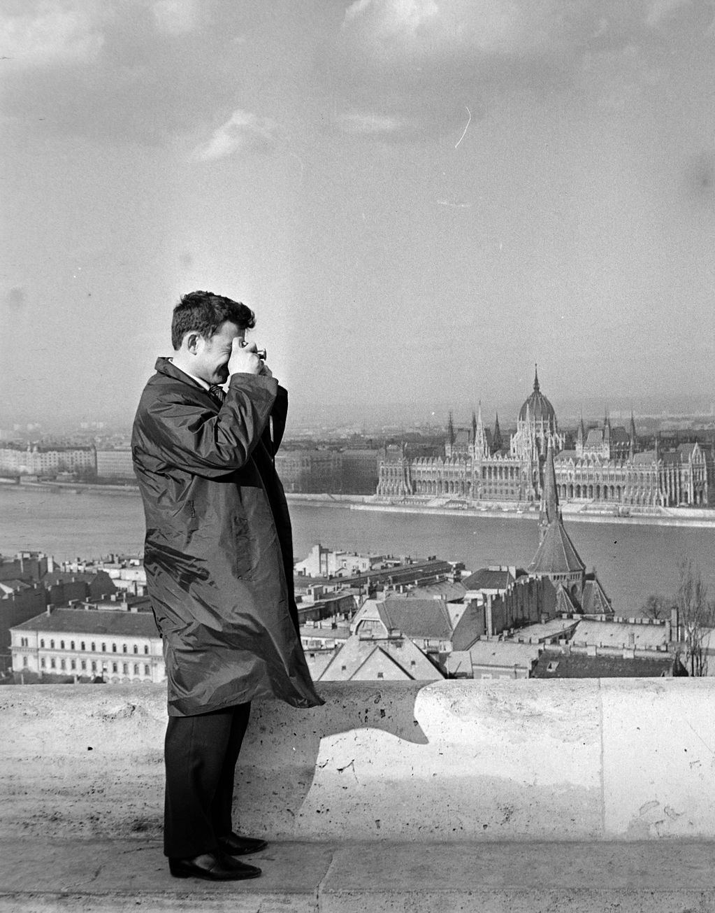 Hiánycikkek a szocialista Magyarországon (Galéria) orkán kabát 
Magyarország,
Budapest I.,
budai Vár,
Halászbástya
háttérben a Parlament.
ÉV
1964 