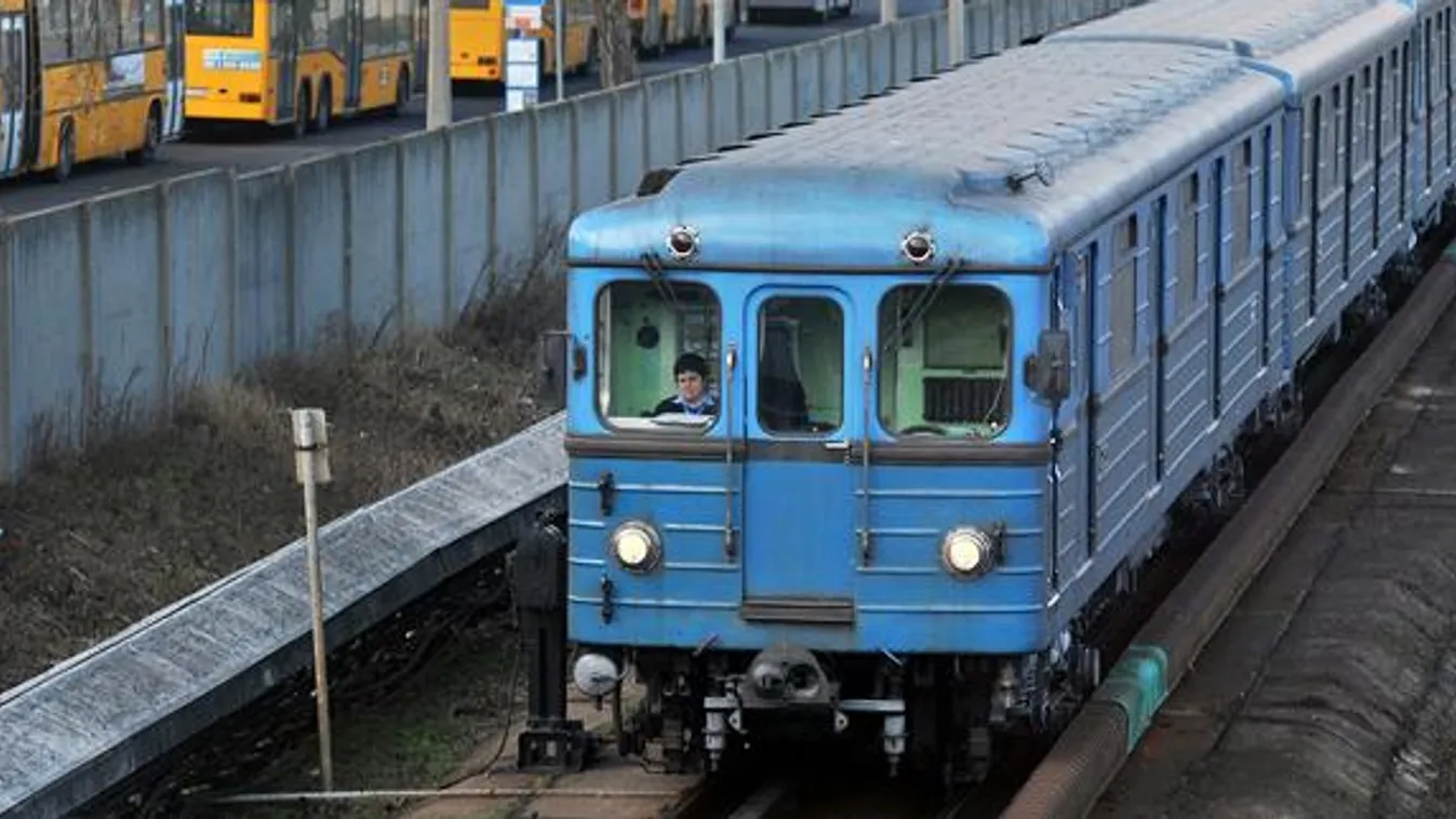 A BKV 3-as metróvonalán közlekedő szerelvény érkezik Kőbánya-Kispest végállomásra 