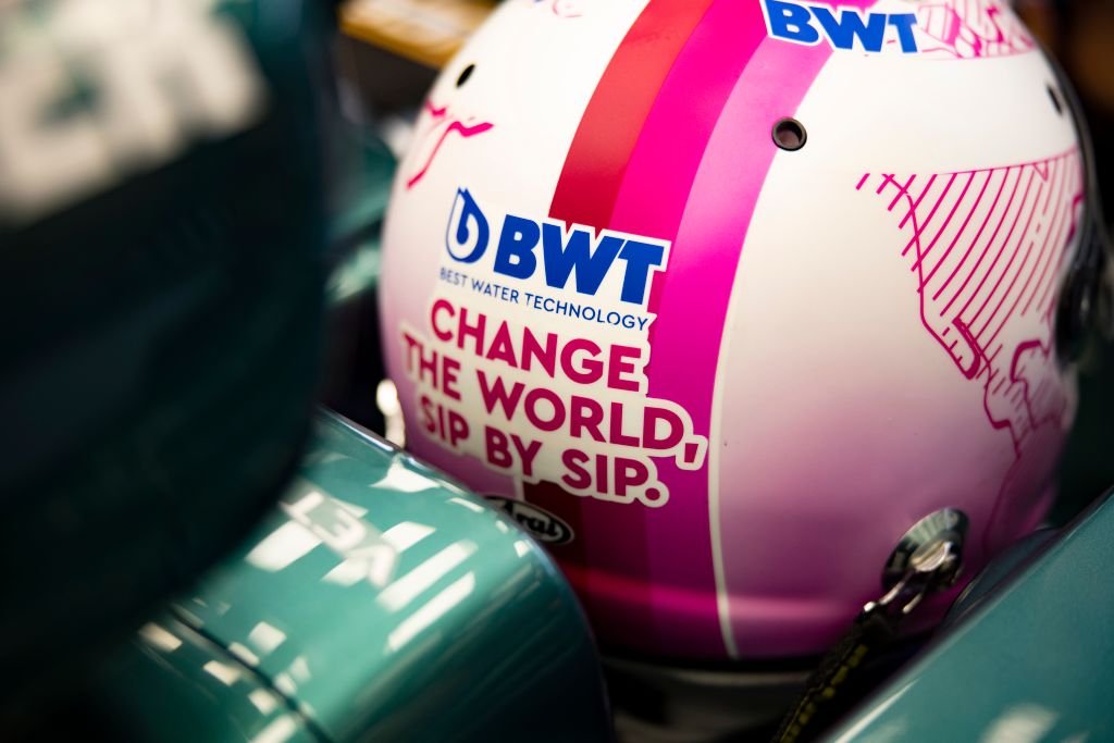 Forma-1, Sebastian Vettel, Aston Martin F1 Team, Bahrein teszt 1. nap, BWT logo, sisak 