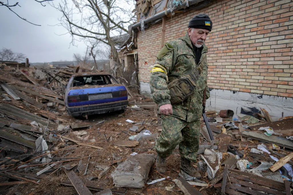 Ukrán válság 2022, orosz, ukrán, háború, Ukrajna, Horenka, orosz légicsapás, rakétatámadás, megrongálódott lakóépület, lakóház 