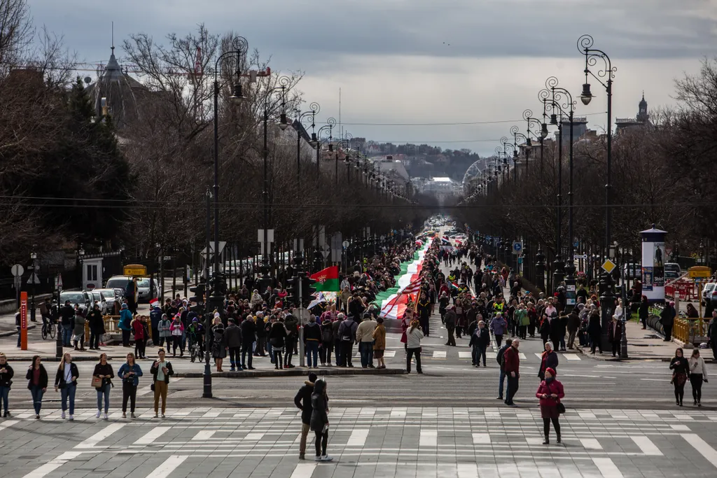 Március 15, Zászló, Nemzeti ünnep, 1848, A magyar nemzeti ünnep alkalmából egy 1848 méter hosszú magyar zászló készült, melyet március 16-án önkéntesek az Operaház és a Hősök tere között feszítenek ki 