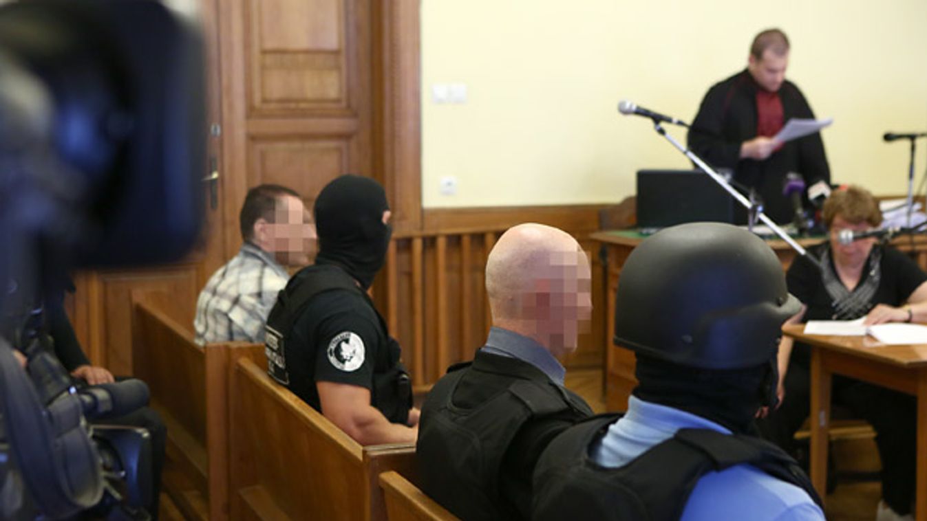 Az ügyész ismerteti a vádat, Ladislav T. és Jozef Rohác  gyanúsítottak előtt a Fenyő-gyilkosság tárgyalásán, a Fővárosi Törvényszéken 2013-ban. Rohácot később az Aranykéz utcai robbantással is meggyanúsították. 