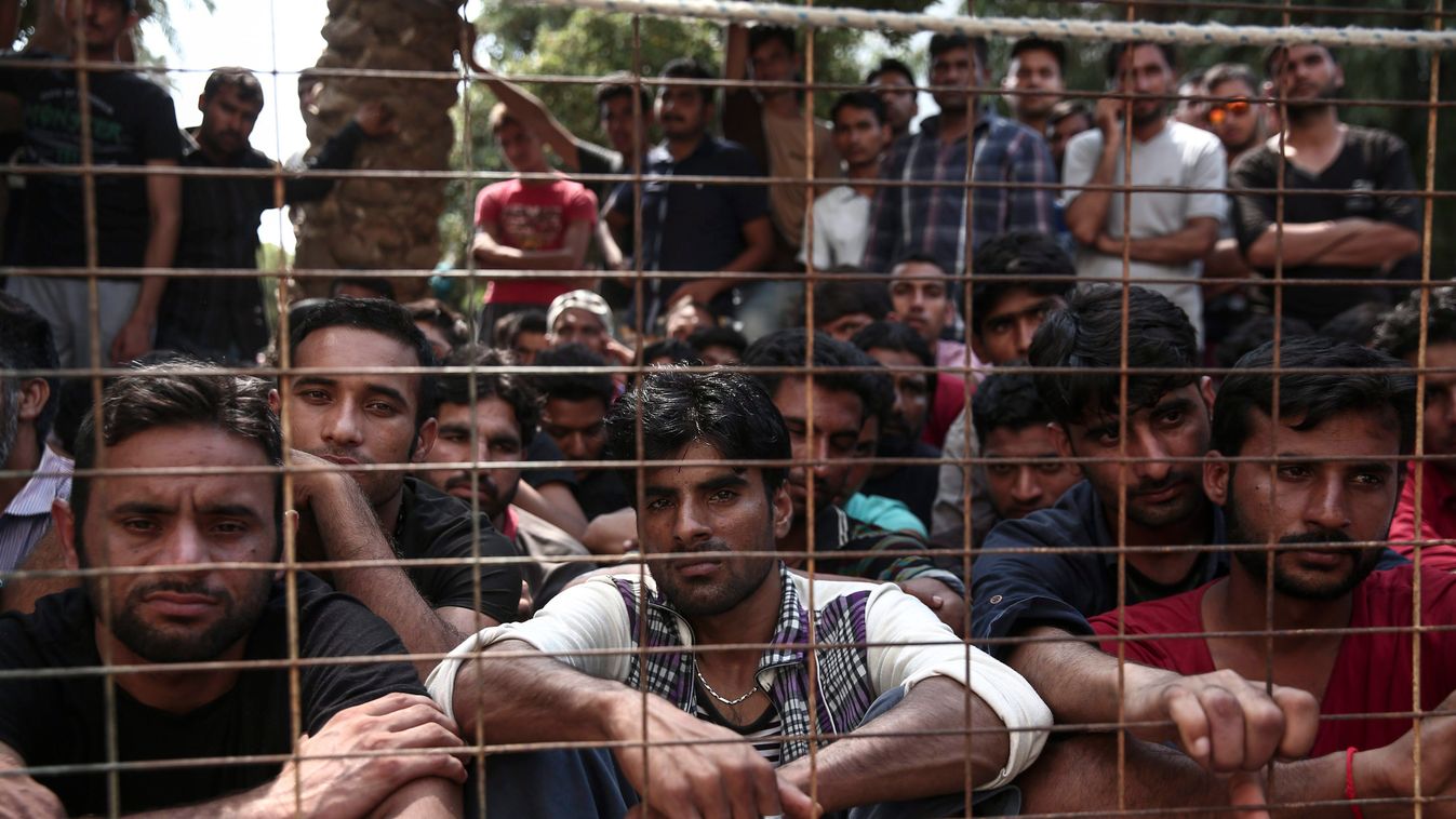 Kósz-sziget, 2015. augusztus 10.
Illegális bevándorlók várakoznak regisztrációra egy rendőrőrs előtt, a Görögország délkeleti részén, az Égei-tengerben fekvő Kósz szigetén 2015. augusztus 10-én. (MTI/AP/Jórgosz Karahalisz) 