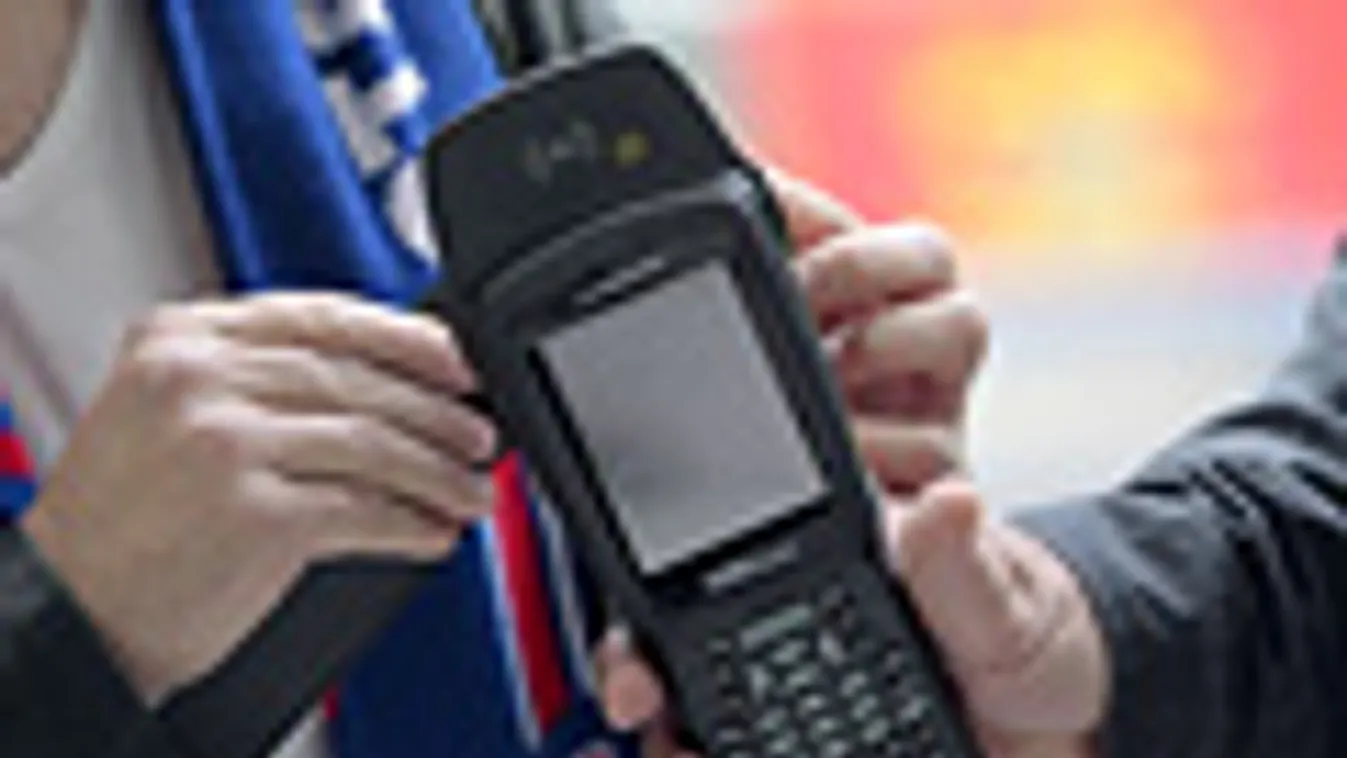 NFC, Near field communication, kártyába és mobiltelefonokba építhető, érintéses fizetéses rendszer