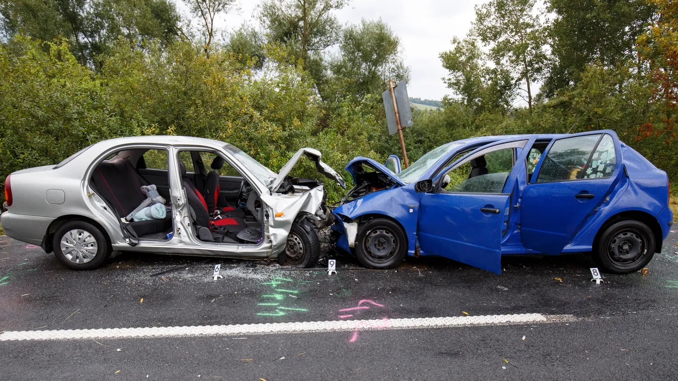 Zalalövő, 2018. szeptember 1.
Frontális ütközésben összetört személygépkocsik a Zalalövő és Zalacséb közötti, 7411-es jelű úton 2018. szeptember 1-jén. A balesetben két ember meghalt és öten megsérültek.
MTI Fotó: Varga György 
