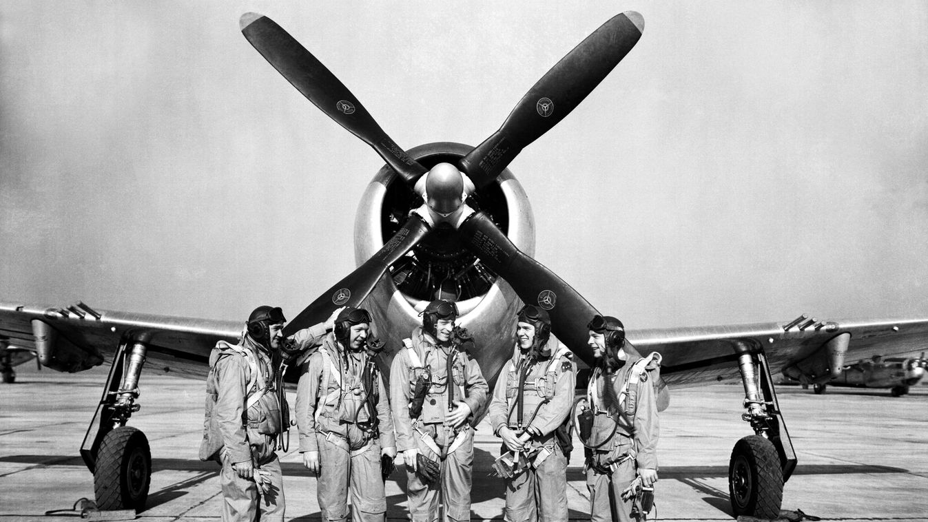 Tesztpilóták pózolnak egy P-47 Thunderbolt vadászgép előtt, NASA történelem
