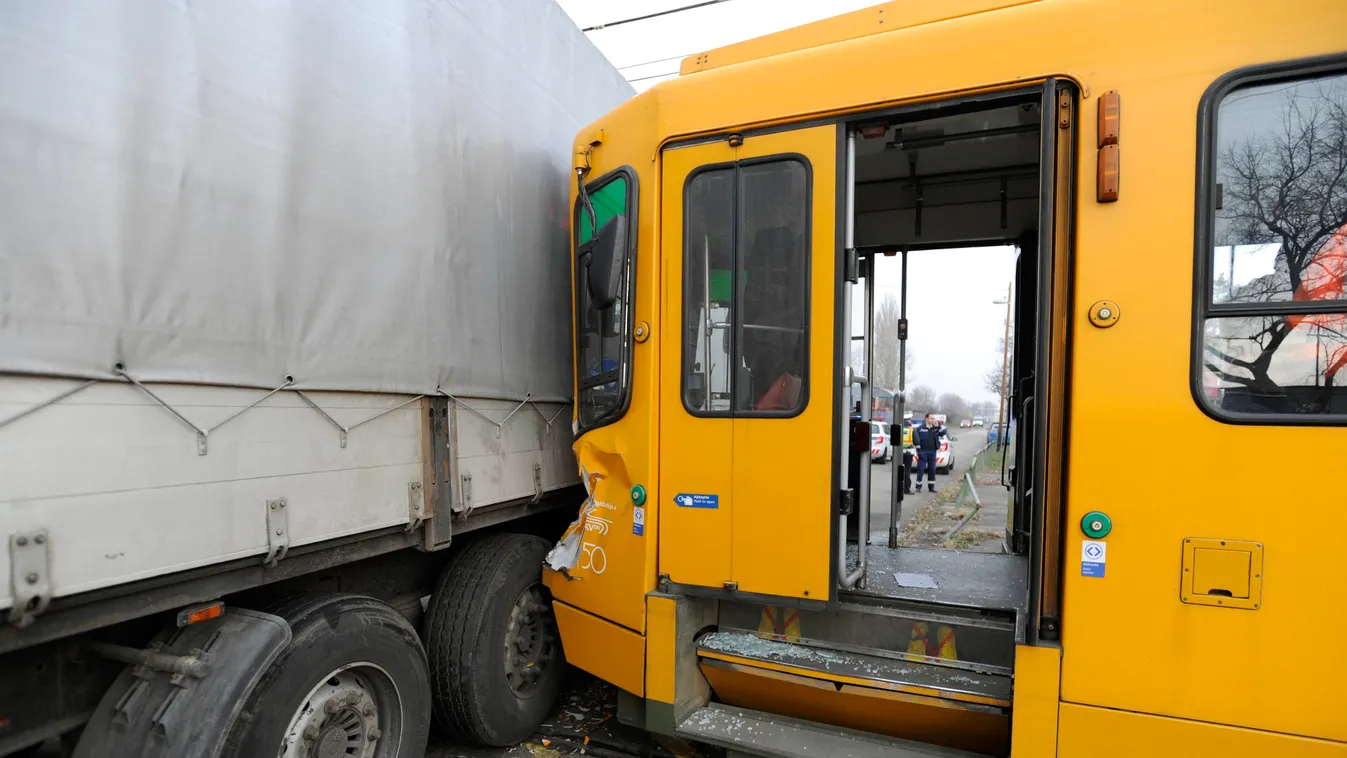 Budapest, 2018. december 3.
Összetört kamion és villamos a X. kerületi Maglódi út és Akna utca kereszteződésében 2018. december 3-án, miután a két jármű összeütközött. A villamoson egy ember súlyosan megsérült.
MTI/Mihádák Zoltán 