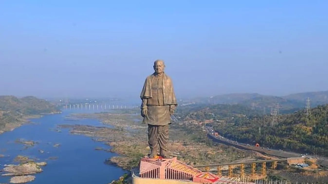 Narenda Modi indiai miniszterelnök szerdán felavatta a világ legmagasabb szobrát a Gudzsarát államban lévő Kevadija faluban, a Szardar Vallabhbhai Patel ügyvédet, függetlenségi hőst, India első belügyminiszterét ábrázoló alkotás 182 méter magas 