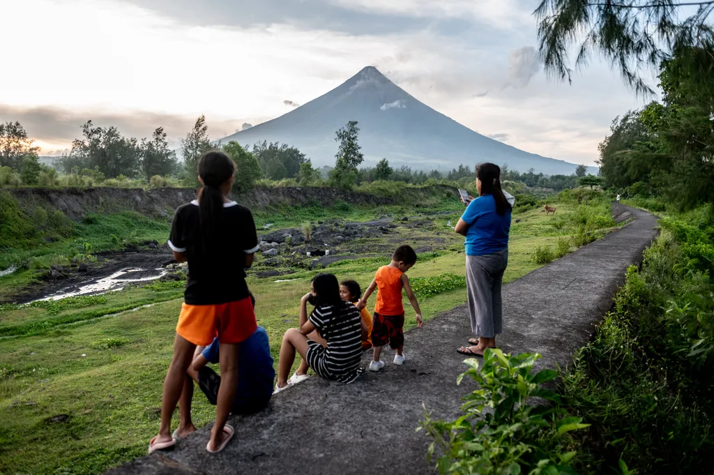 Fülöp-szigeteki Mayon vulkán Manila   Alert Level 3 Disaster Philippines Mayon Volcano Eruption NurPhoto Ecoregion People in nature outdoor clothing person tree footwear Horizontal SKY CLOUD PLANT MOUNTAIN HIKING GRASS 