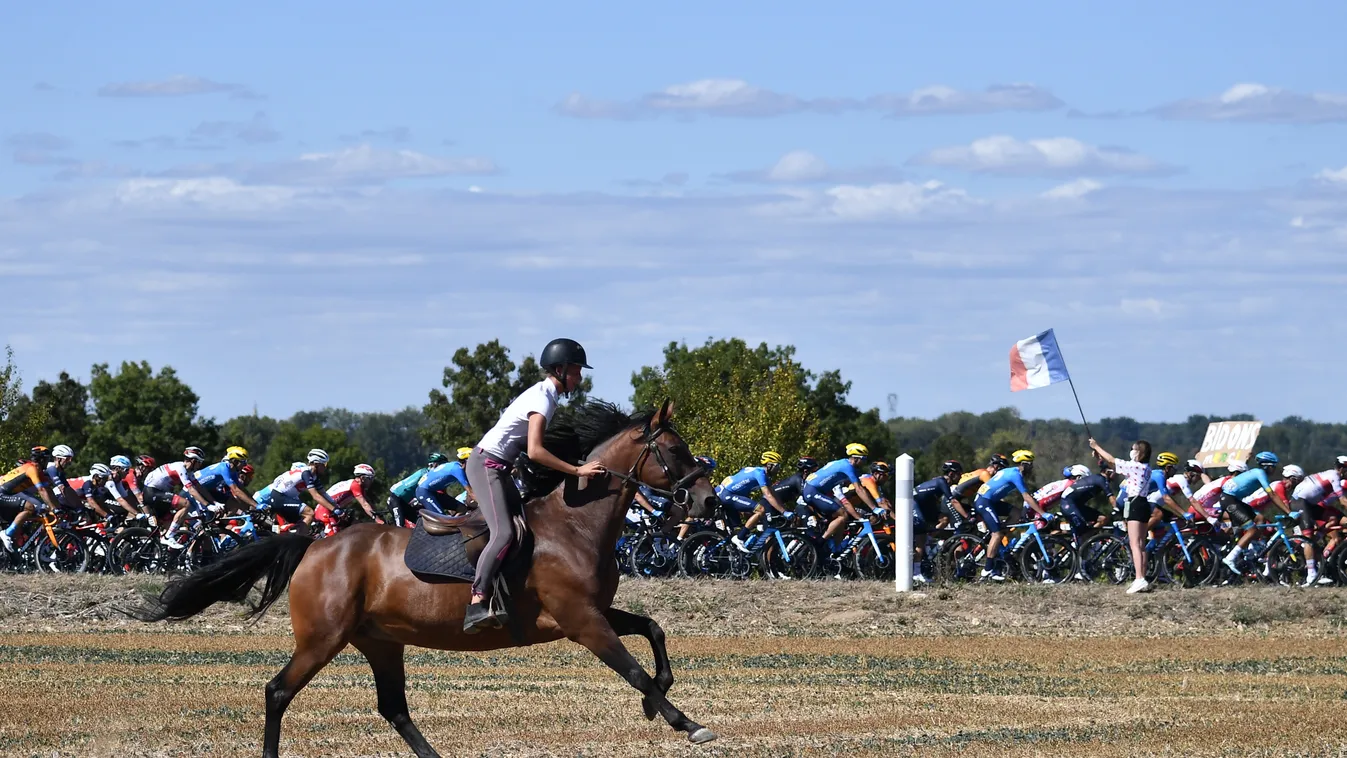 cycling TOPSHOTS Horizontal TOUR DE FRANCE PACK GENERAL VIEW ANIMAL HORSE ON HORSEBACK 