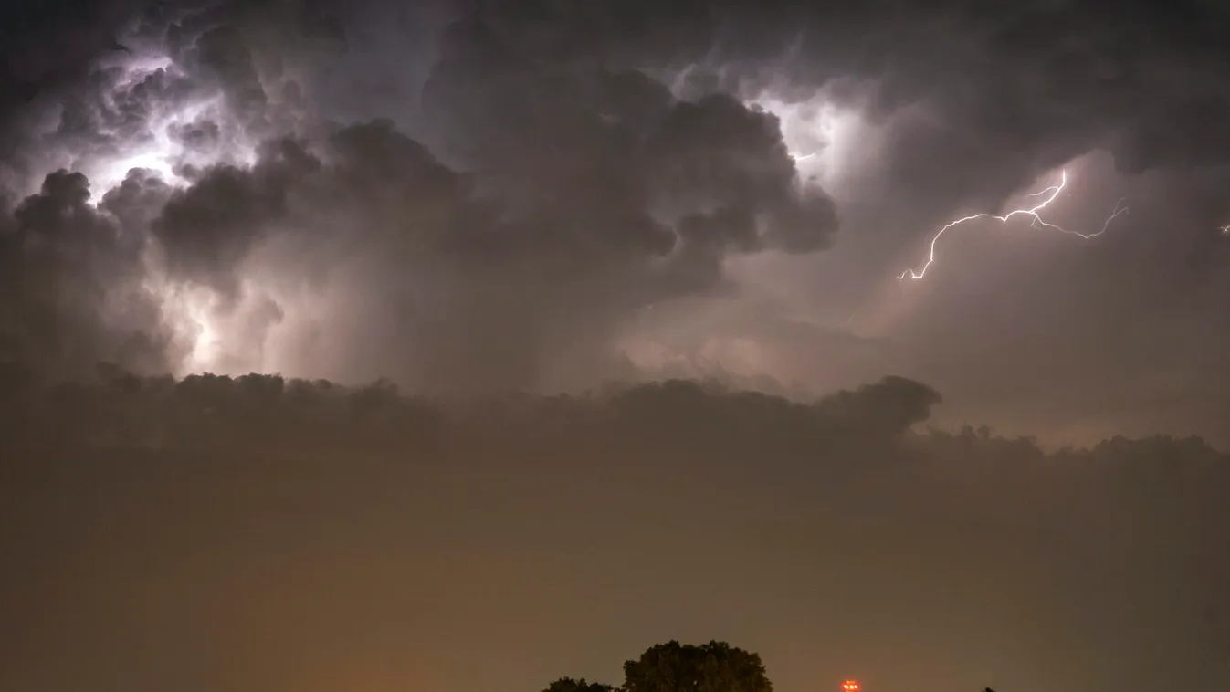 Szupercella halad el Vasvár térségében 2014. augusztus 13-án éjjel. vihar, időjárás 