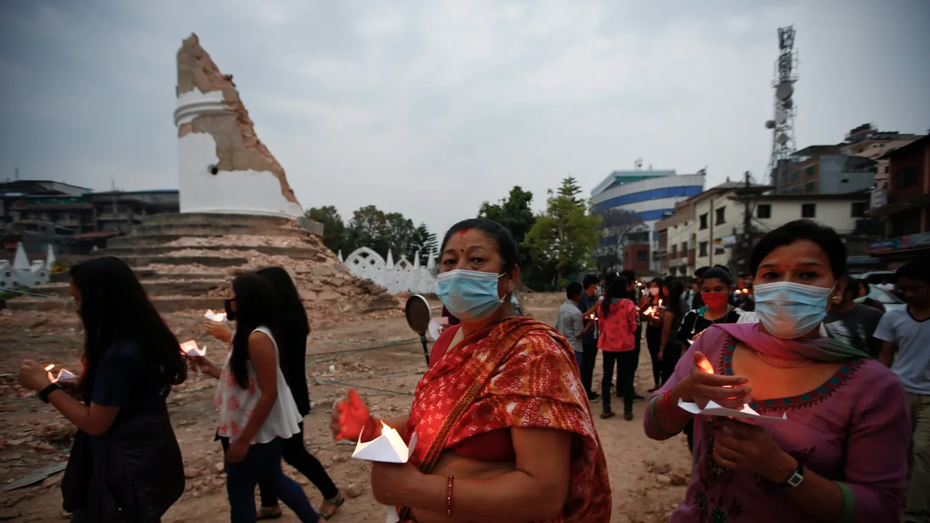 Katmandu, 2015. május 7.
Nepáliak gyertyás virrasztással emlékeznek az április 25-i földrengés áldozataira Katmanduban, a természeti katasztrófában teljesen megsemmisült Dharahara torony romjai előtt 2015. május 7-én, tizenhárom nappal az után, hogy a Ric