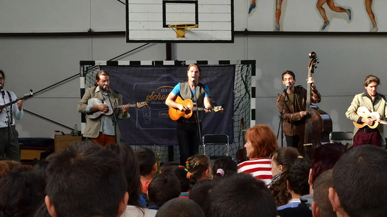 Söndörgő zenekar iskolai koncertje Mezőzomboron