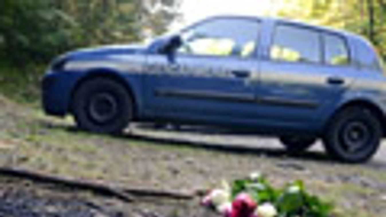 gyilkosság a Francia-Alpokban, rózsacsokor a gyilkosság helyszínén, a franciaországi Chaveline mellett