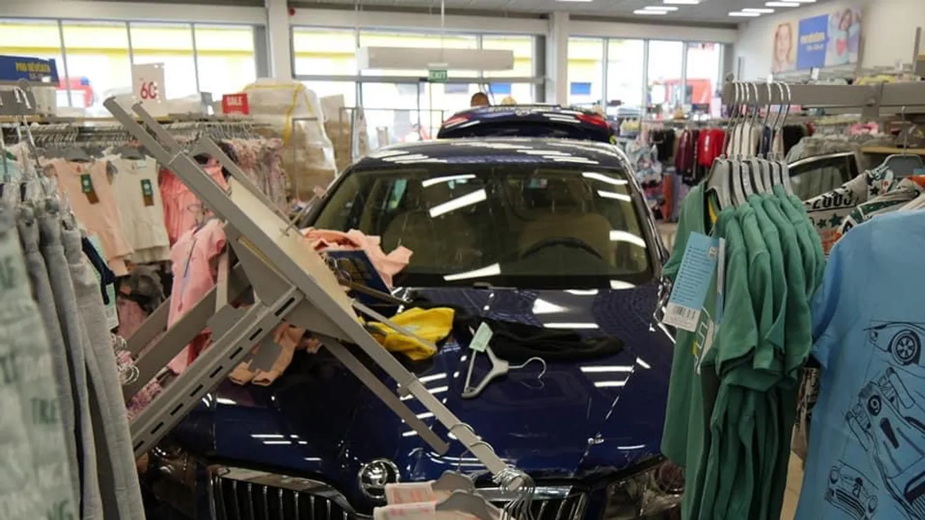 Autóstól rontott a boltba egy cseh nő 