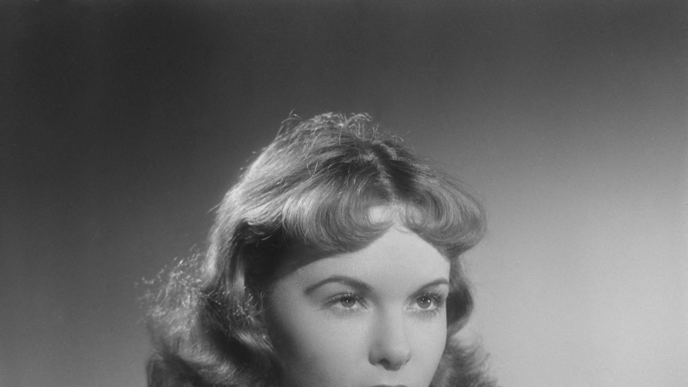 Xnettoyage actrice française portrait de femme épaule personnalité du cinéma Arnoul Françoise (née en 1931) portrait de studio Vertical DECOLLETE PLAN RAPPROCHE 