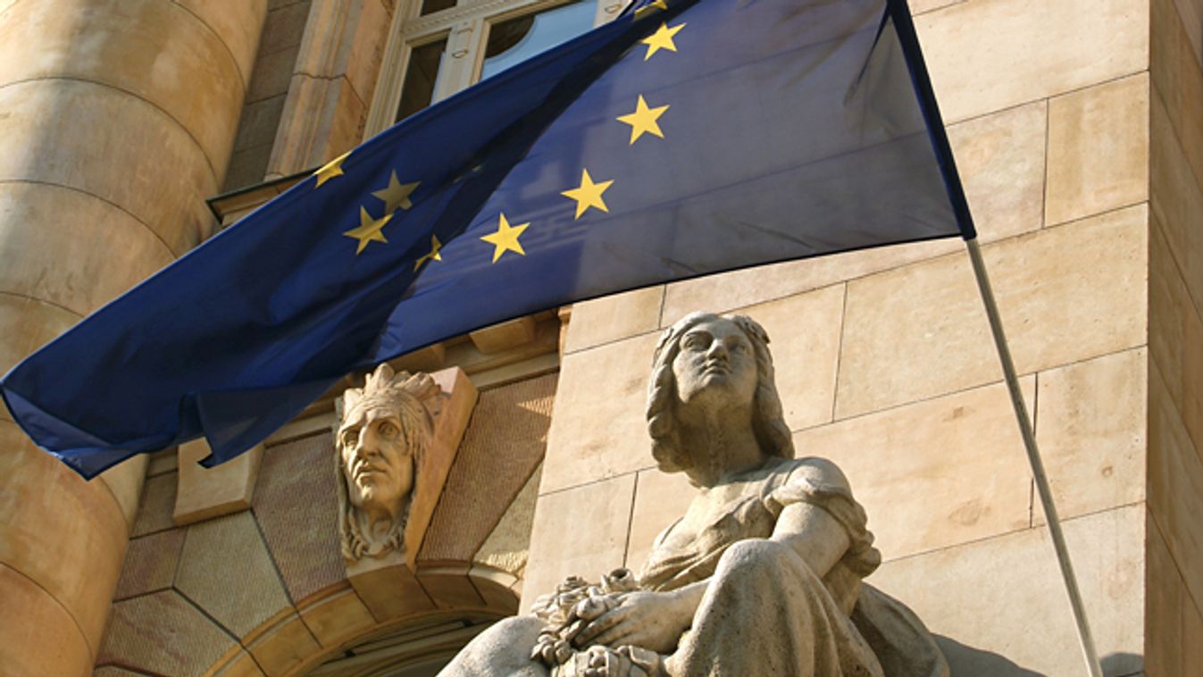 jegybanki alapkamat, MNB, Magyar Nemzeti Bank, Magyar Nemzeti Bank (MNB) épületének főbejárata fölött ülő nőalak (Tóth István szobrászművész alkotása) az Európai Unió csillagos zászlójával 