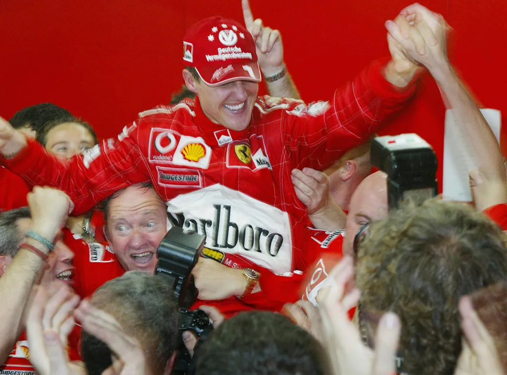 Hatodik világbajnoki címét ünneplik a 2003-as Japán Nagydíj után