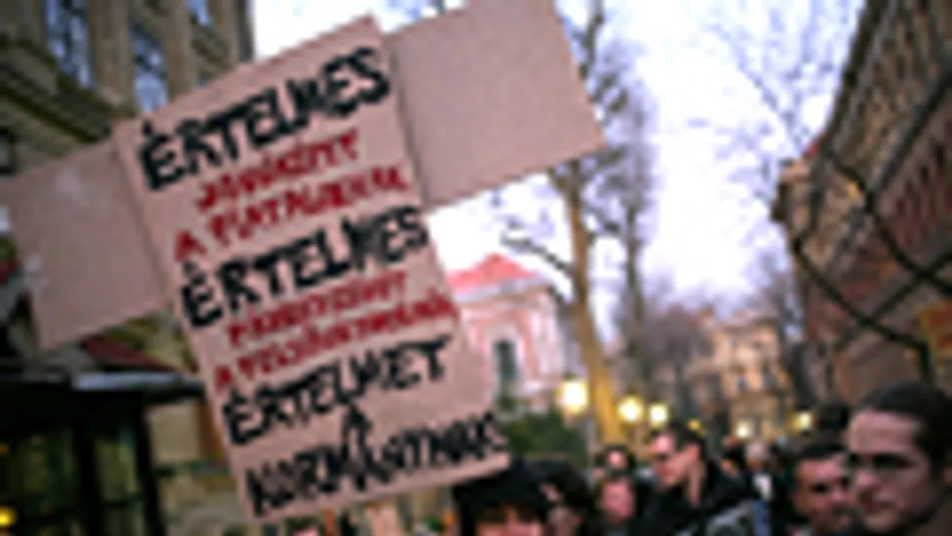 A Hallgatói Hálózat tüntetése az ELTE Bölcsészkarán, a Treffort kertben 2012.02.22-én