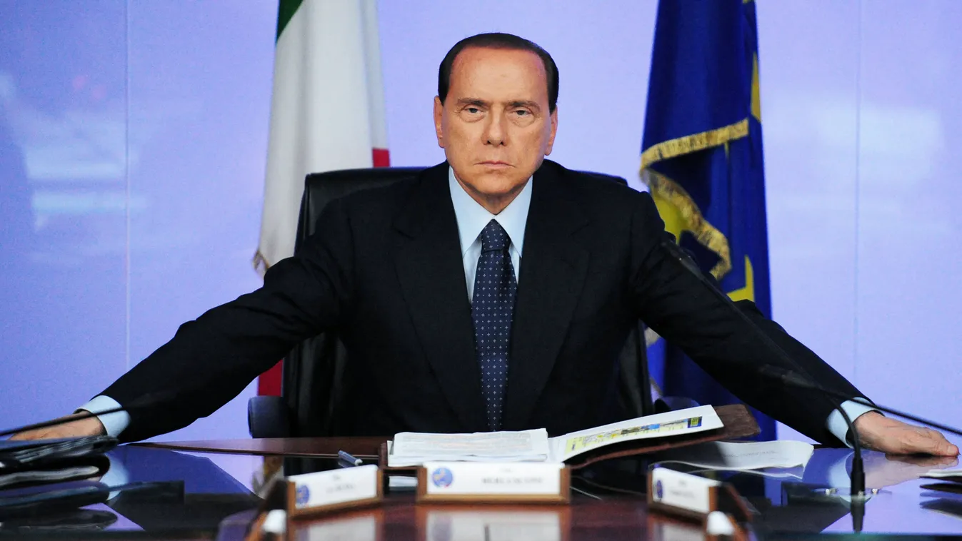 86 éves korában meghalt Silvio Berlusconi  Horizontal PRIME MINISTER SEATED VISIT MILITARY BASE OPEN ARMS FILE HEADSHOT POLITICS 