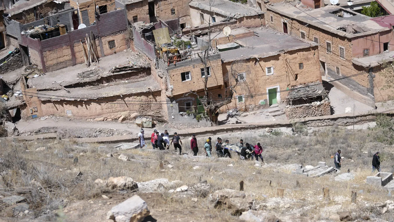 Mulaj Brahim, 2023. szeptember 10.
Holttestet visznek hozzátartozók a földrengés sújtotta marokkói Mulaj Brahim településen 2023. szeptember 9-én, miután reggelre virradóan 7-es erősségű földmozgás pusztított az észak-afrikai országban.  A rengés epicentr